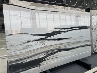 Čierne a biele mramorové dosky